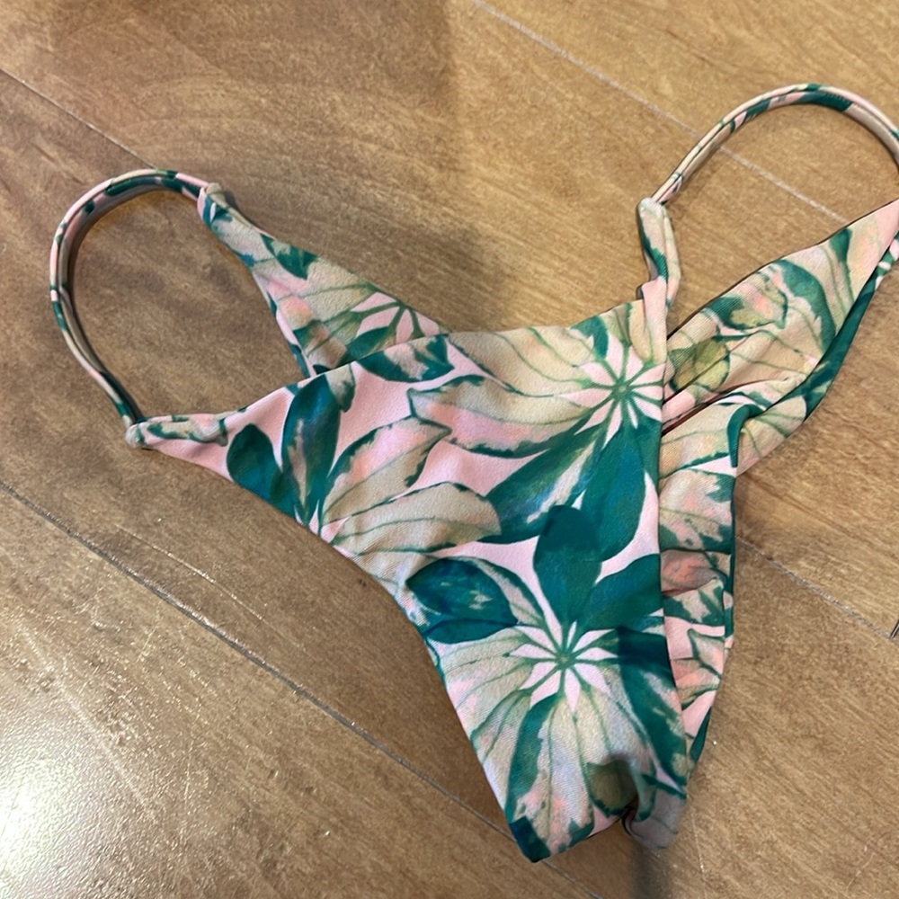 Resort tiny bikini - Picture 2 of 3